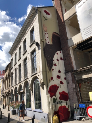 Muurschildering Mechelen: Meisje met bloemen Onze-Lieve-Vrouwestraat