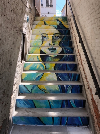 Muurschildering Mechelen: Vrouw op trap Onze-Lieve-Vrouwestraat