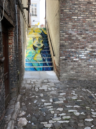 Muurschildering Mechelen: Vrouw op trap Onze-Lieve-Vrouwestraat