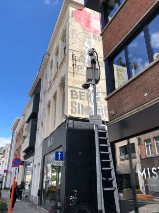 Muurschildering Mechelen: Schilderende jongen Onze-Lieve-Vrouwestraat
